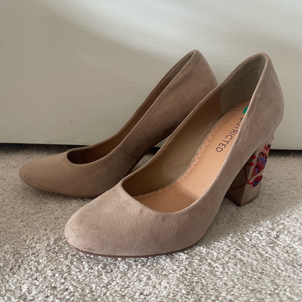 Restricted Embroidered Heel